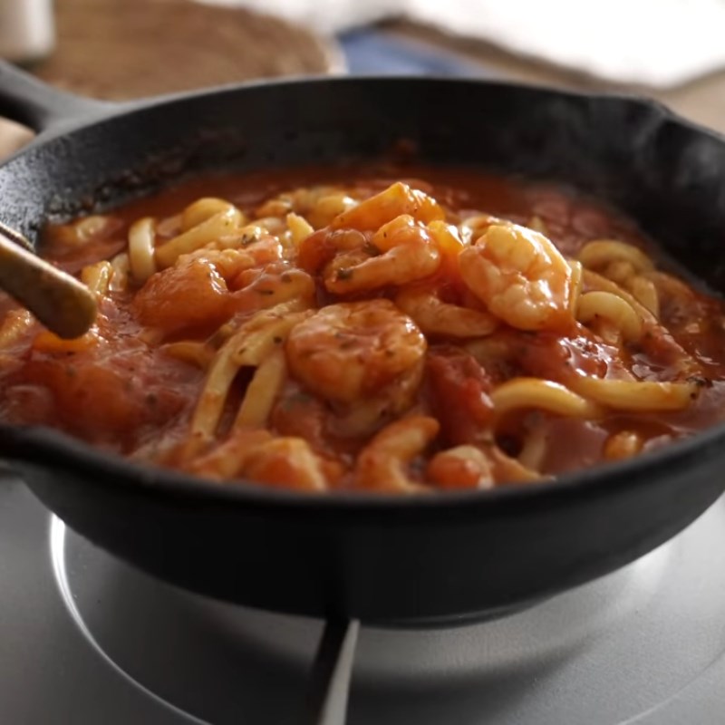 Bước 5 Xào mì udon Mì udon xào trứng cà chua