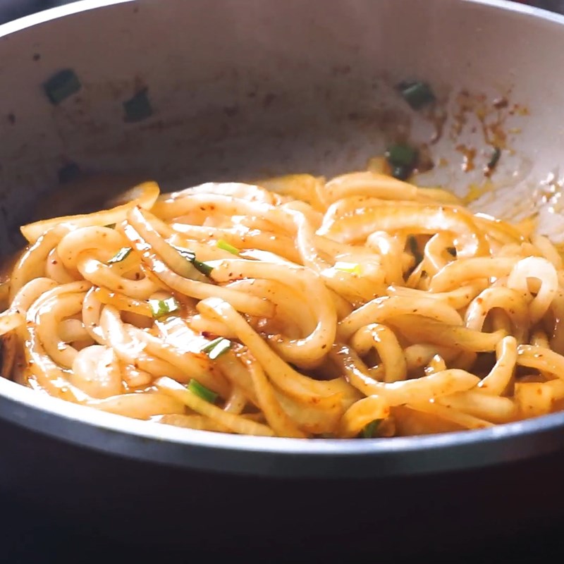 Bước 3 Xào mì udon Mì udon xào cay