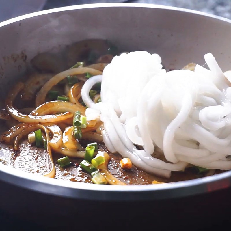 Bước 3 Xào mì udon Mì udon xào cay