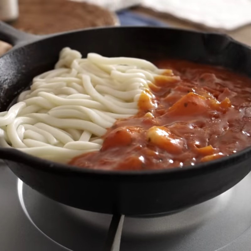 Bước 5 Xào mì udon Mì udon xào trứng cà chua