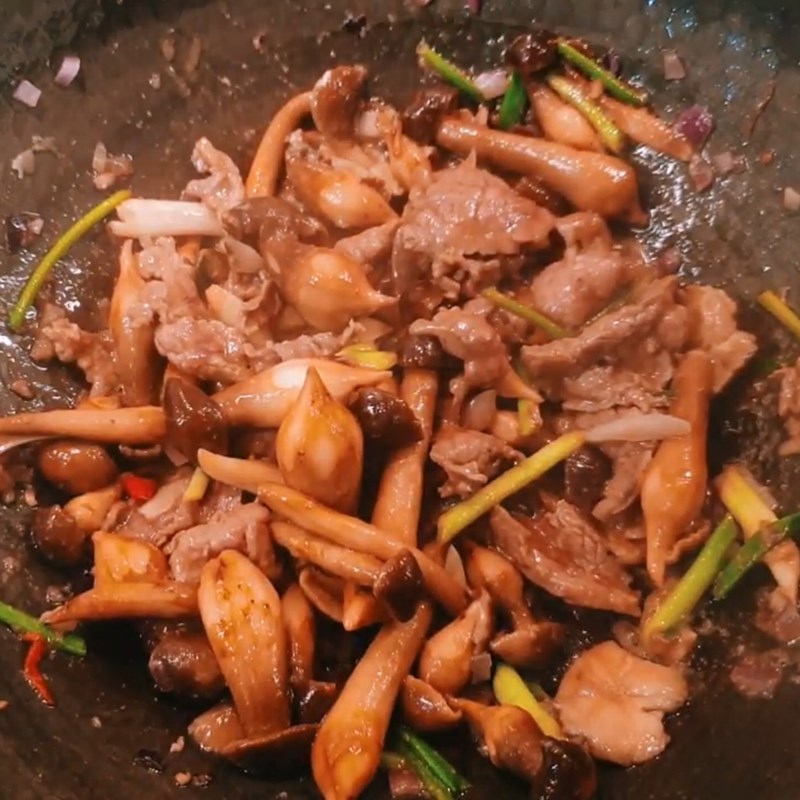 Bước 4 Xào món ăn Nấm mối xào thịt bò