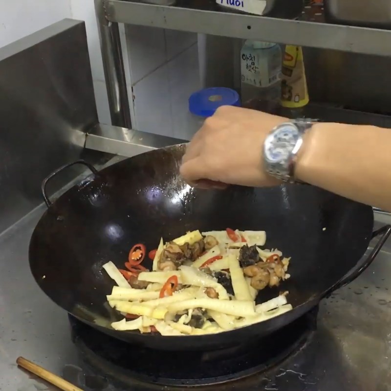 Bước 4 Xào món ăn Măng trúc xào ếch