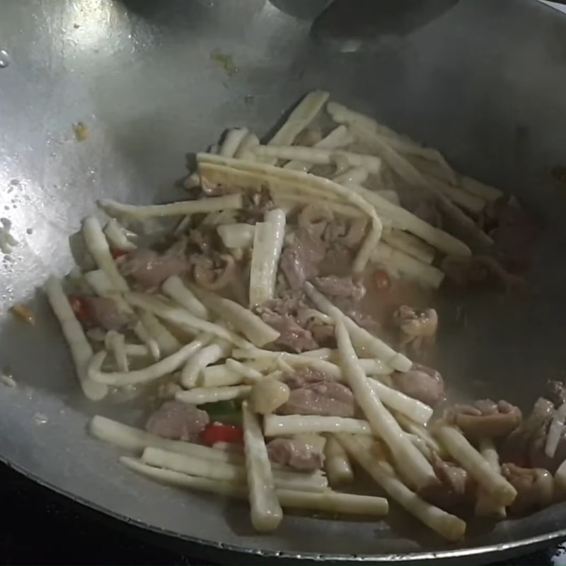Bước 3 Xào món ăn Măng trúc xào thịt vịt