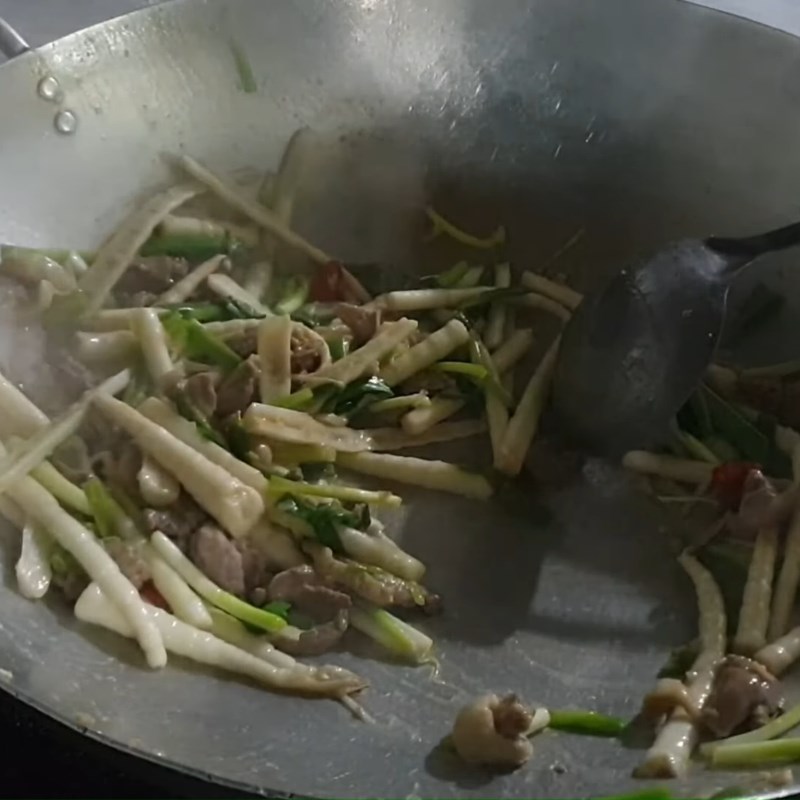 Bước 3 Xào món ăn Măng trúc xào thịt vịt
