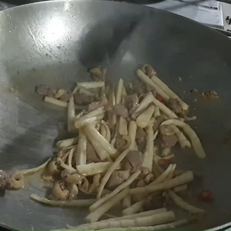 Bước 3 Xào món ăn Măng trúc xào thịt vịt