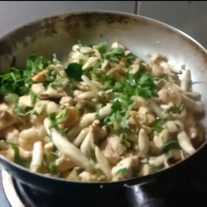 Bước 2 Xào món ăn Nấm mối xào thịt gà