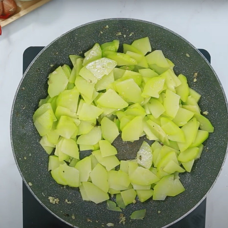 Bước 3 Xào su su Su su xào lòng gà