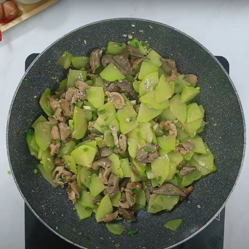 Bước 3 Xào su su Su su xào lòng gà