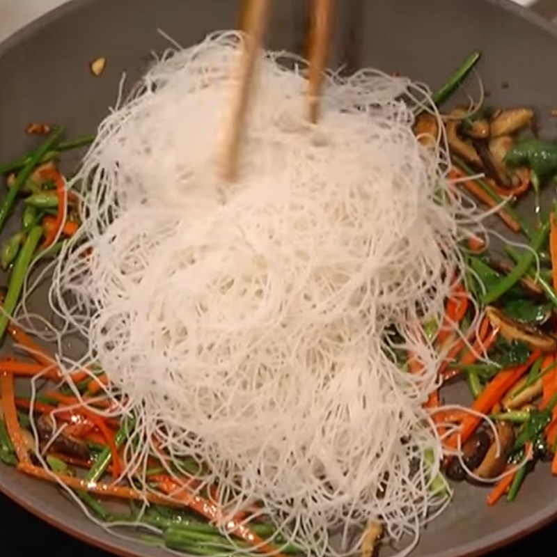 Bước 4 Xào món ăn Bún gạo xào thịt bò