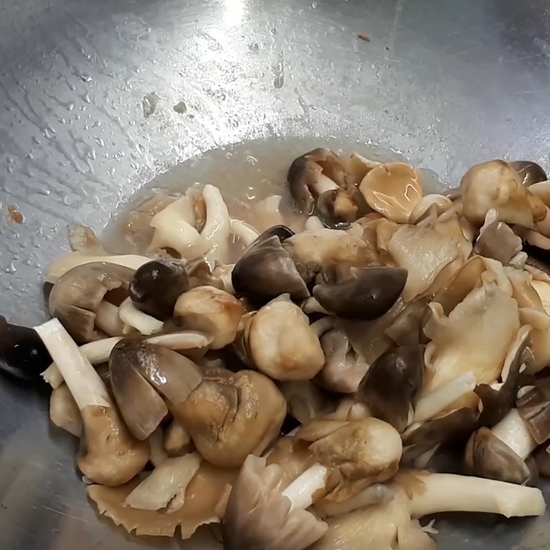 Bước 3 Xào mực Mực xào nấm rơm và bào ngư