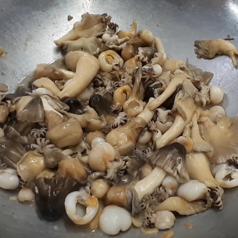 Bước 3 Xào mực Mực xào nấm rơm và bào ngư