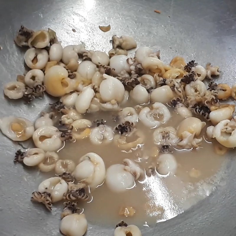 Bước 3 Xào mực Mực xào nấm rơm và bào ngư