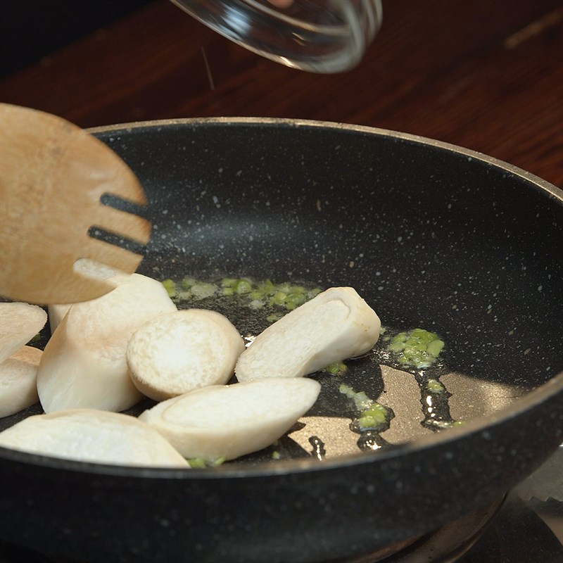 Bước 4 Xào nấm Bò kho chay
