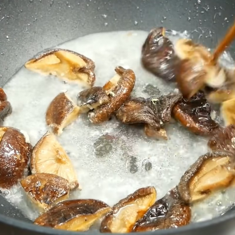 Bước 3 Xào nấm Cà tím kho tộ chay
