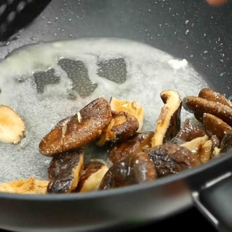 Bước 3 Xào nấm Cà tím kho tộ chay