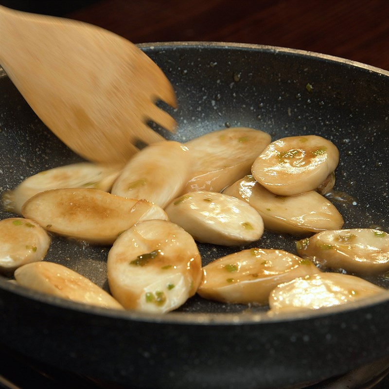 Bước 4 Xào nấm Bò kho chay