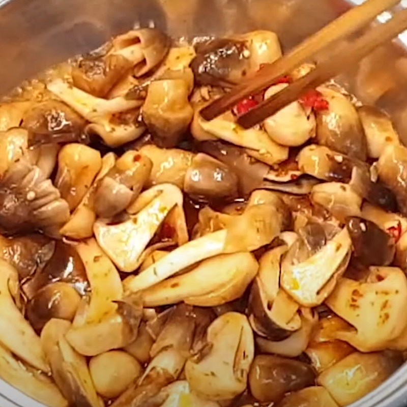 Bước 3 Xào nấm Nấm rơm xào sa tế