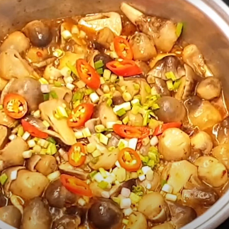 Bước 3 Xào nấm Nấm rơm xào sa tế