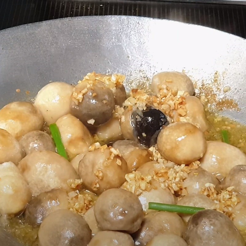 Bước 3 Xào nấm Nấm rơm xào bơ tỏi
