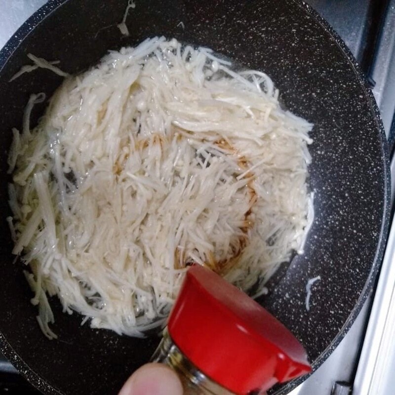 Bước 2 Xào nấm Chà bông chay từ nấm kim châm