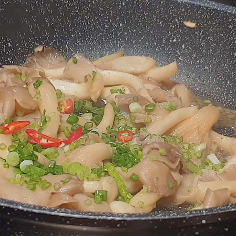 Bước 2 Xào nấm Nấm bào ngư xào tỏi