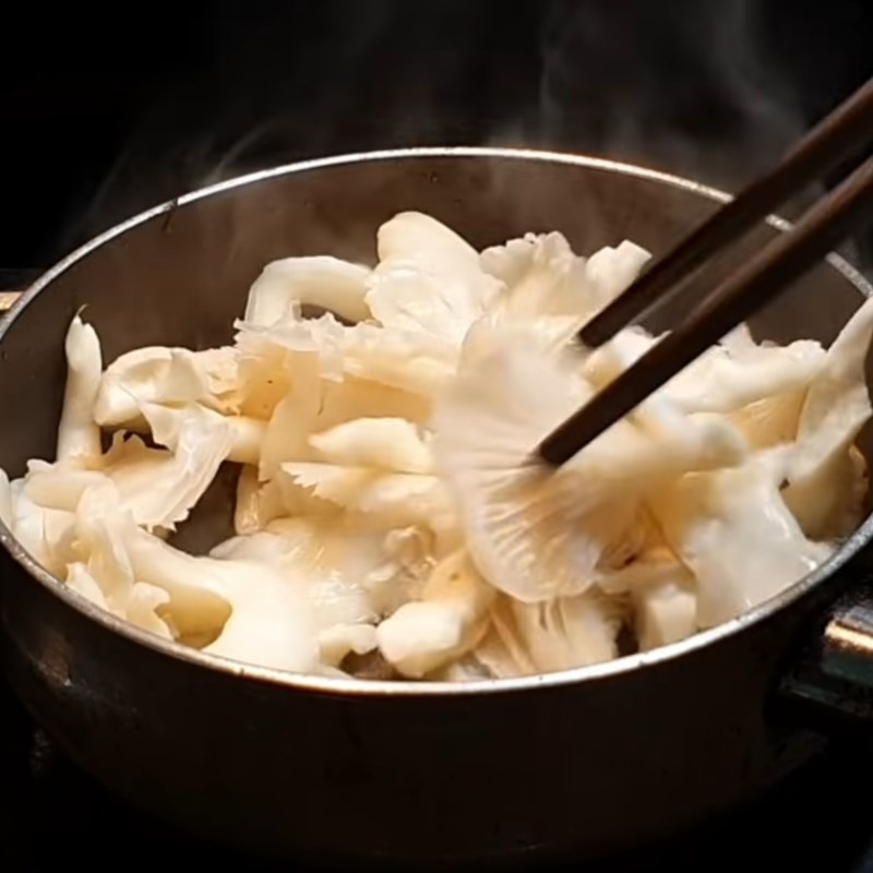 Bước 3 Xào nấm bào ngư Sườn chay kho nấm bào ngư