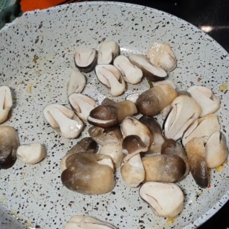 Bước 4 Xào nấm rơm Nấm rơm xào dưa cải chua