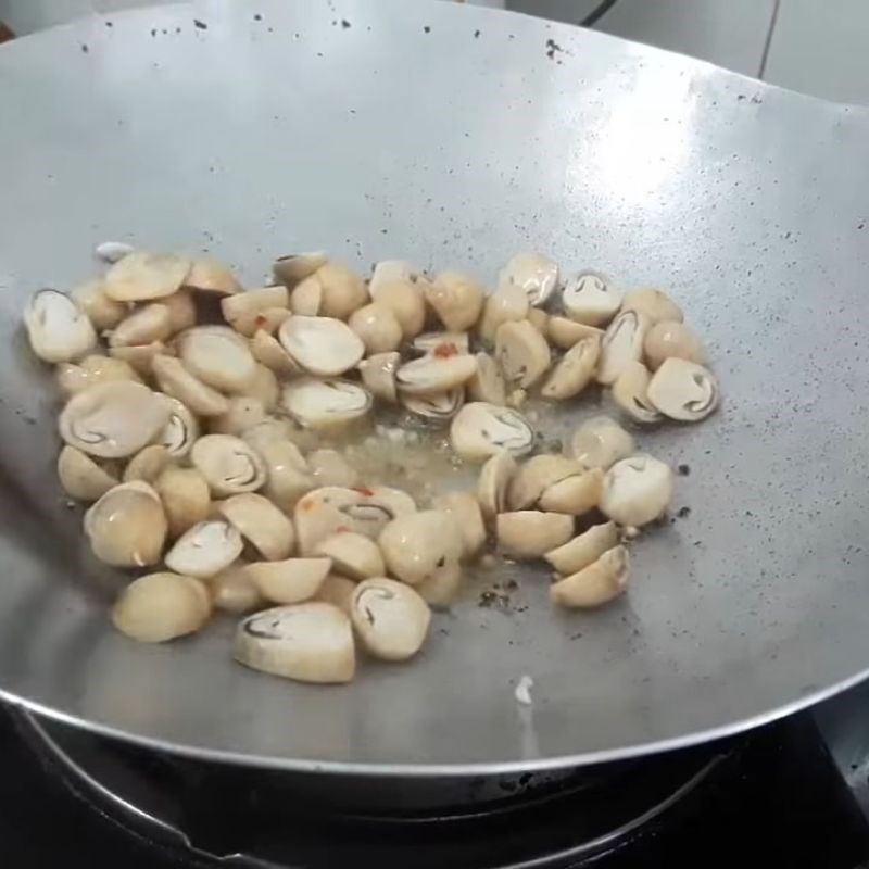 Bước 4 Xào nấm và thịt bò Cháo đậu đỏ thịt bò