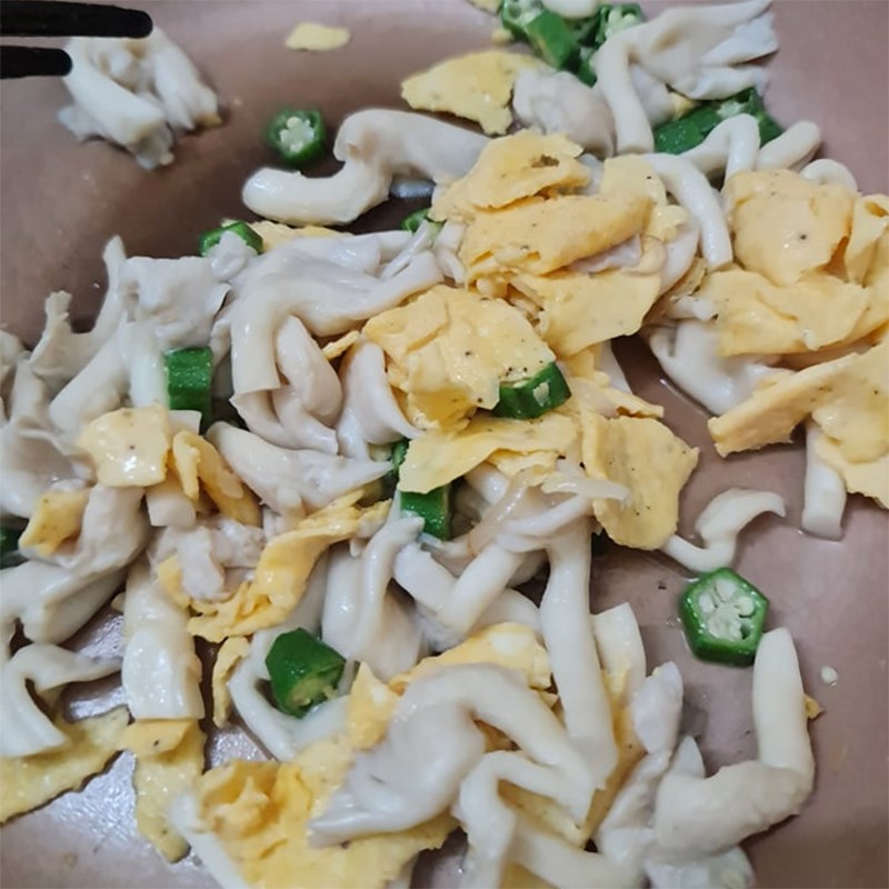 Bước 2 Xào nấm với trứng Nấm sò (nấm bào ngư) xào trứng (Công thức được chia sẻ từ người dùng)