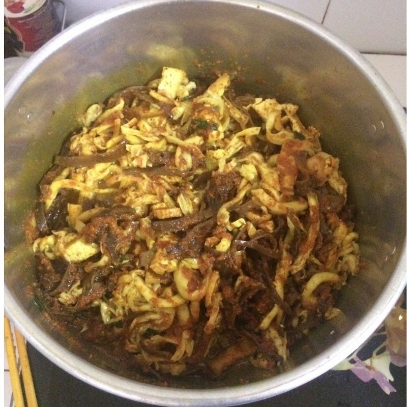 Bước 2 Xào nghệ Bún xào nghệ chay