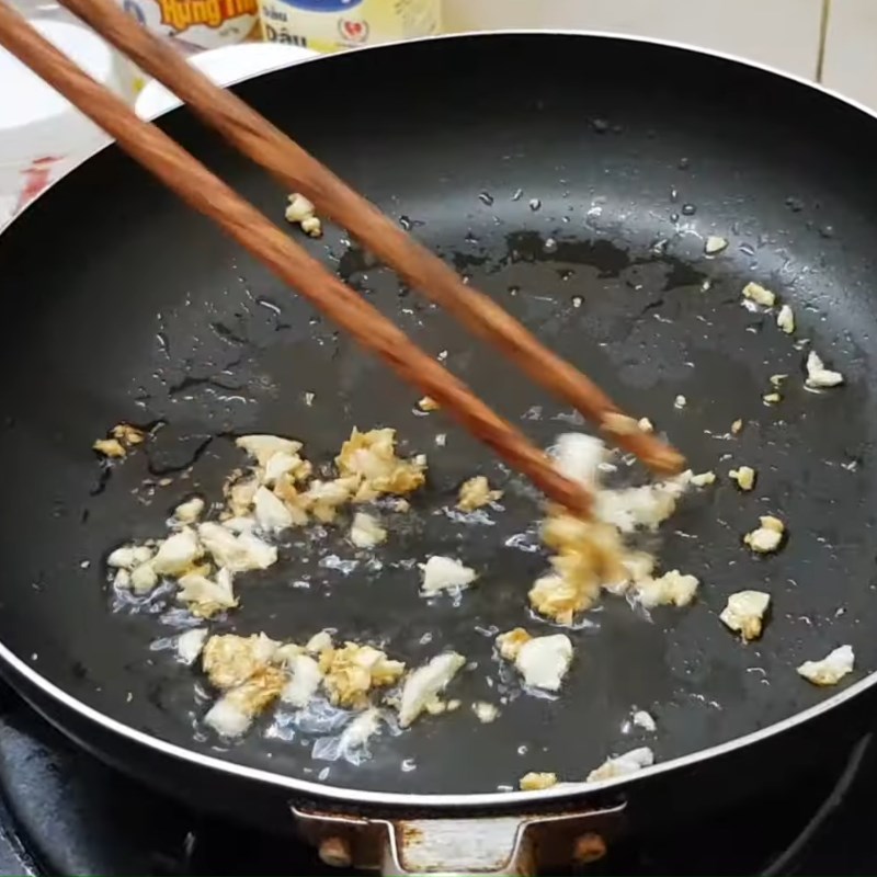 Bước 2 Xào ngó sen Ngó sen xào tỏi
