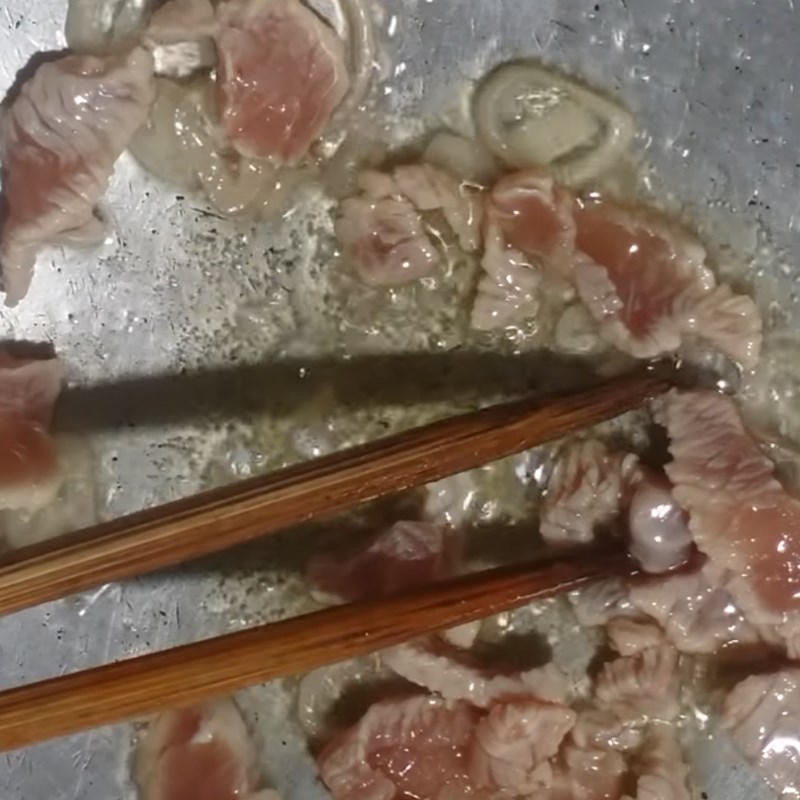 Bước 2 Xào nguyên liệu Canh cải chua thịt heo