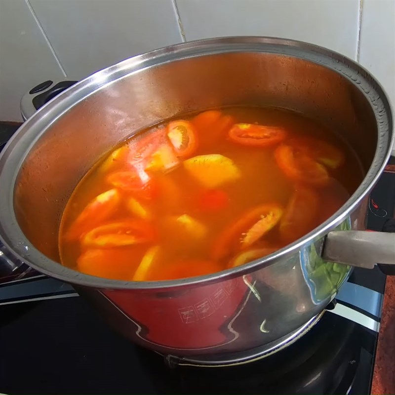 Bước 3 Xào nguyên liệu Canh chua đầu cá hồi với tôm