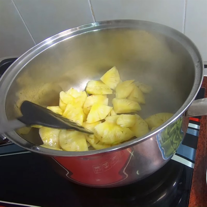 Bước 3 Xào nguyên liệu Canh chua đầu cá hồi với tôm