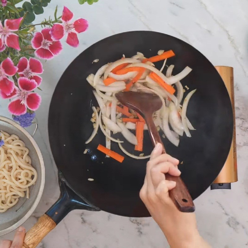 Bước 7 Xào nguyên liệu Mì udon xào hải sản