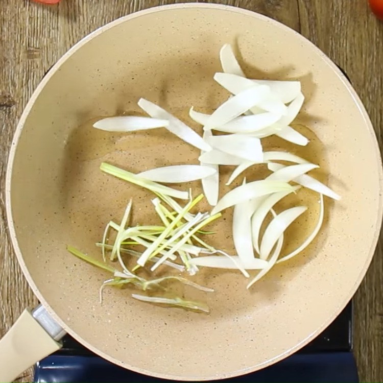Bước 3 Xào nguyên liệu Gân bò kho dưa chua