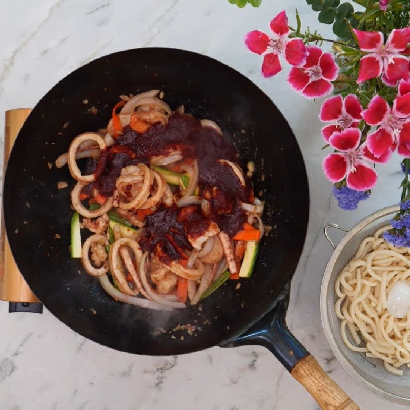 Bước 7 Xào nguyên liệu Mì udon xào hải sản