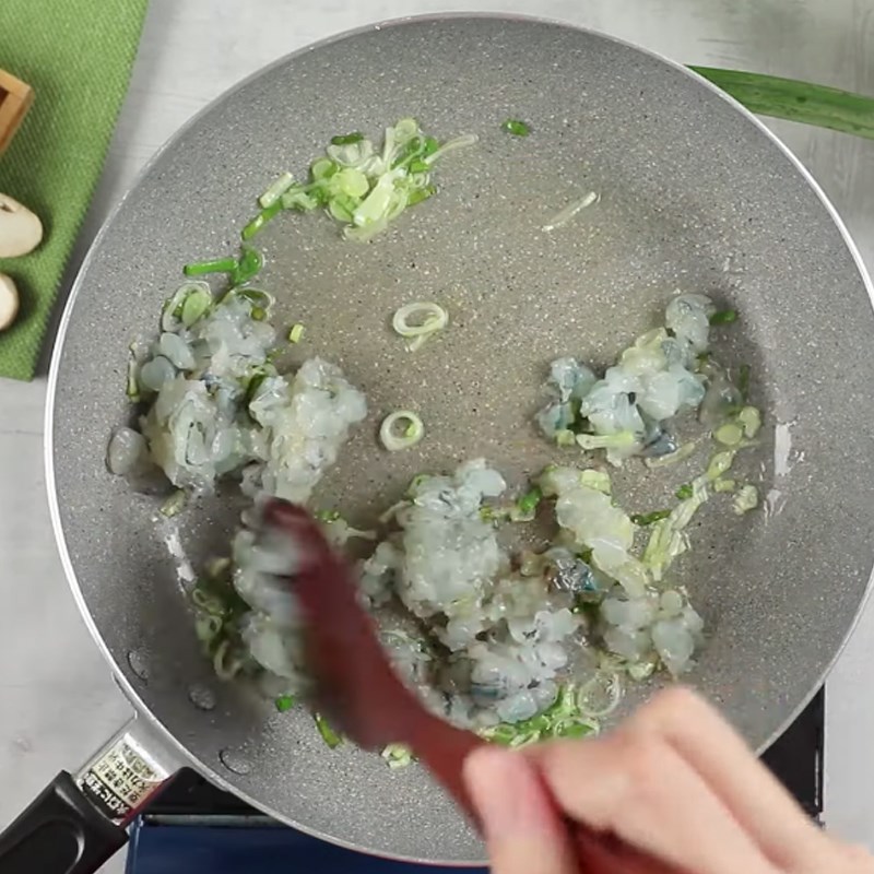Bước 3 Xào nguyên liệu Bánh cuốn lá dứa nhân tôm
