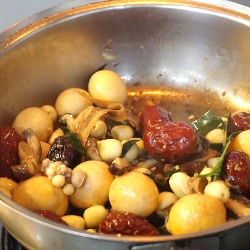 Bước 4 Xào nguyên liệu nhồi gà Gà bó xôi lá cẩm sốt xí muội