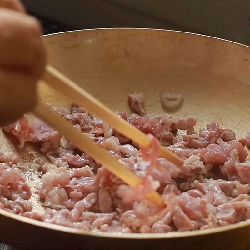 Bước 5 Xào nhân bánh Bánh pate chiên