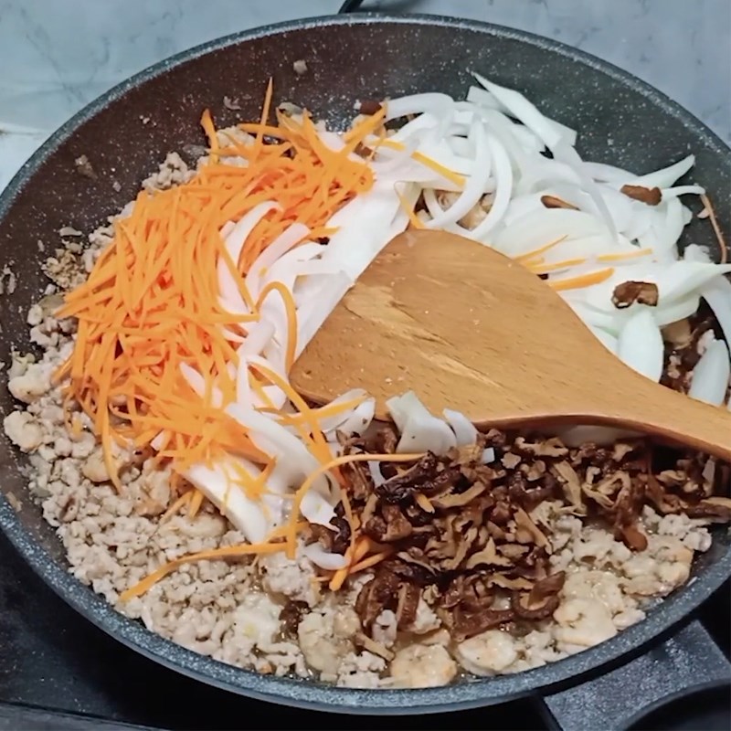 Bước 3 Xào nhân bánh xèo Bánh xèo miền Bắc với nấm hương