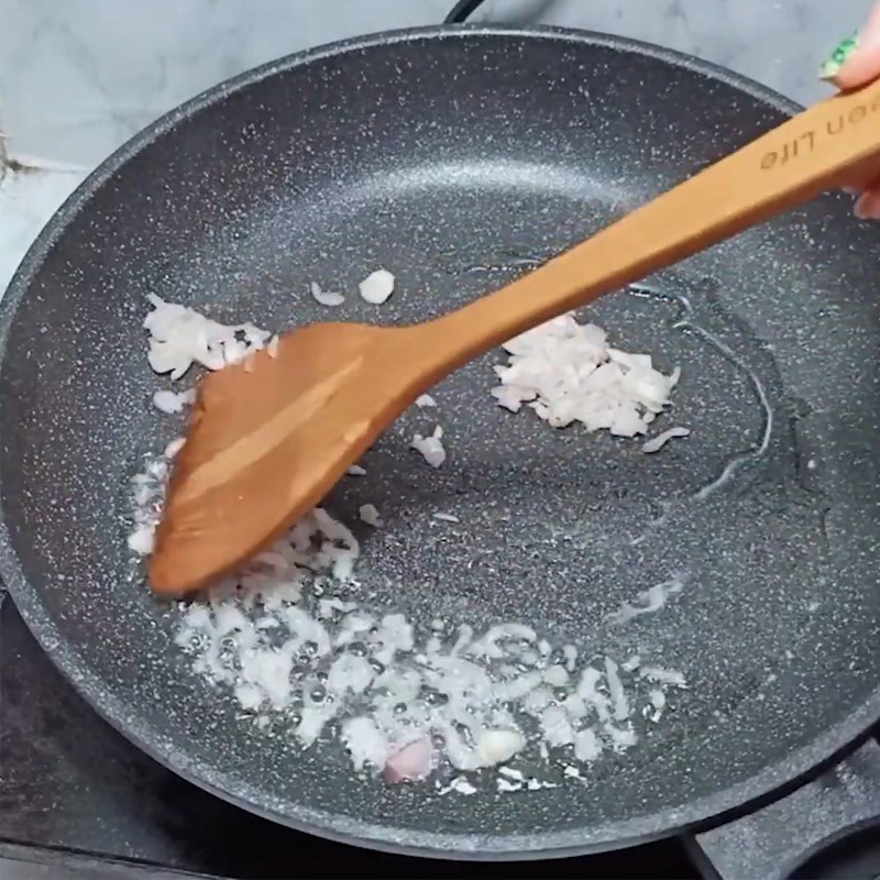 Bước 3 Xào nhân bánh xèo Bánh xèo miền Bắc với nấm hương