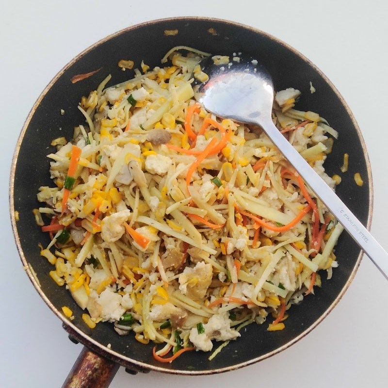 Bước 2 Xào nhân chả giò Chả giò rế chay