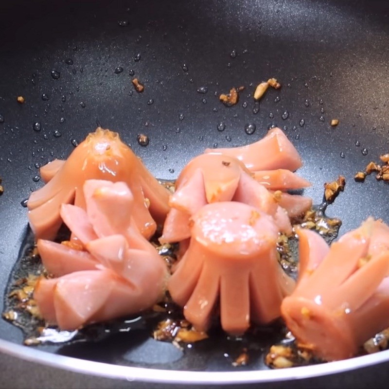 Bước 3 Xào nui Nui xào xúc xích rau cải