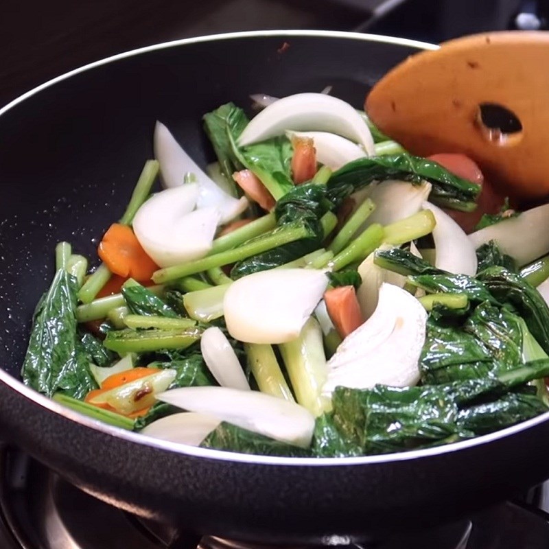 Bước 3 Xào nui Nui xào xúc xích rau cải
