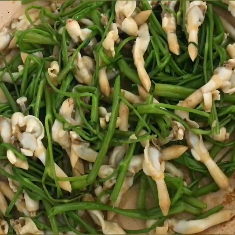 Bước 3 Xào ốc móng tay Ốc móng tay xào rau muống