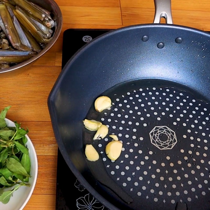 Bước 4 Xào ốc móng tay Ốc móng tay xào me