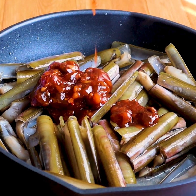 Bước 4 Xào ốc móng tay Ốc móng tay xào me