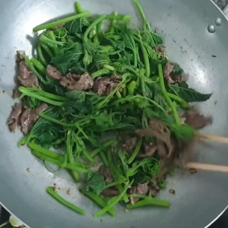 Bước 3 Xào rau bầu Rau bầu xào thịt bò