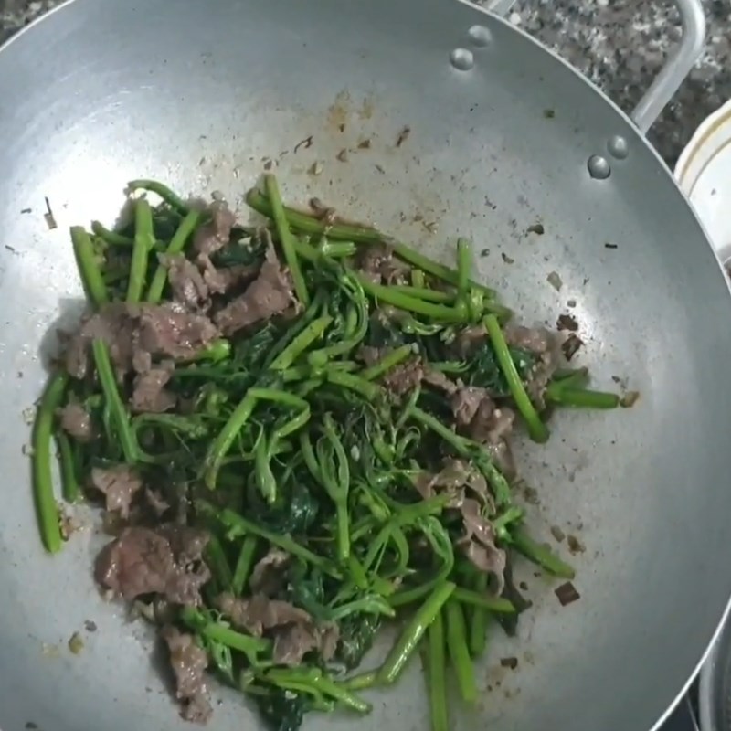 Bước 3 Xào rau bầu Rau bầu xào thịt bò
